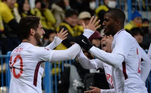 纽卡斯尔球迷不满伊萨克闹离队在球场外拉横幅进行攻击的简单介绍  第1张