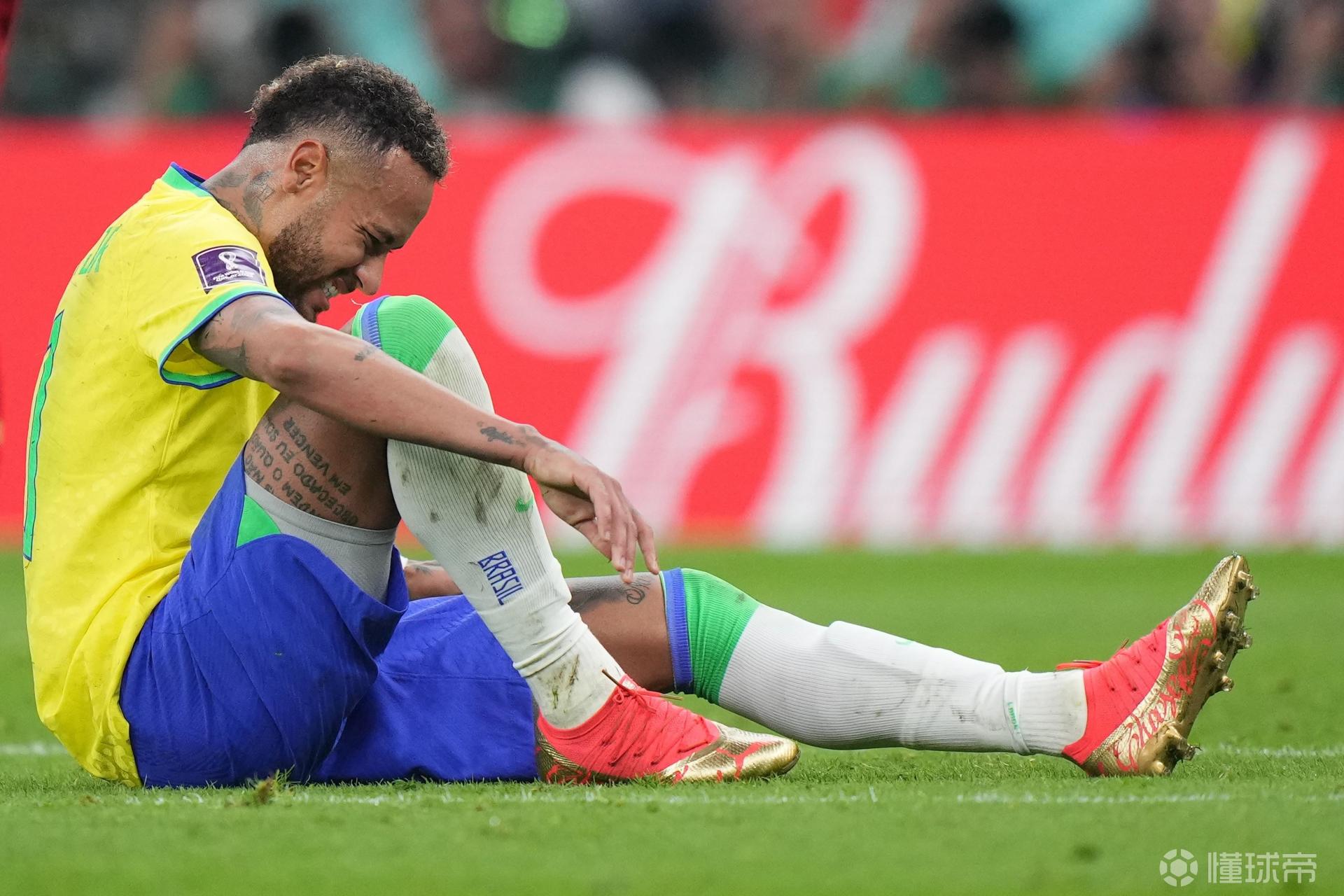 包含内马尔在电视机前观看世预赛未能重返国家队的词条  第1张