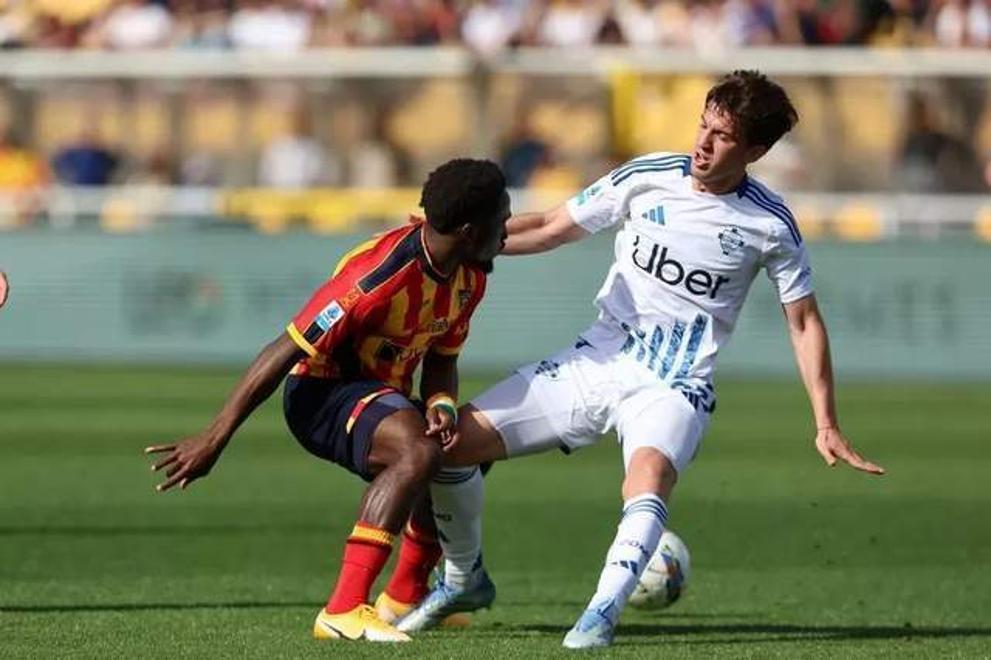 包含曼城中场佩罗内正式加盟科莫曼城拥有二转分成的词条  第1张