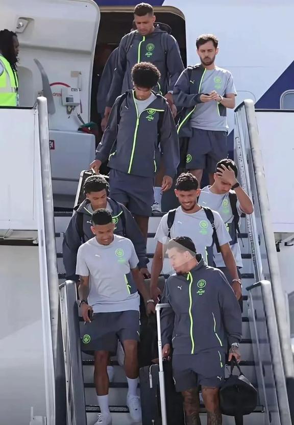 包含国足回应东亚杯行李多问题51人共140件的词条  第1张