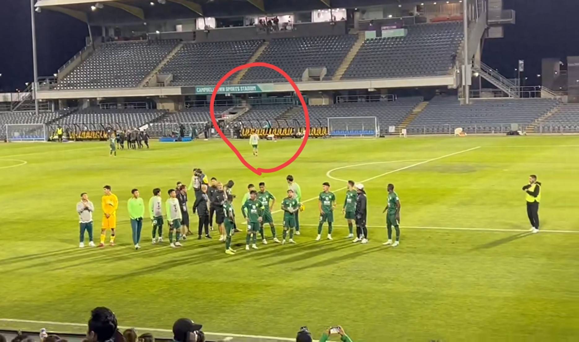 蓉城球迷为国安远征军送美食现场国安球迷超1000人的简单介绍  第2张