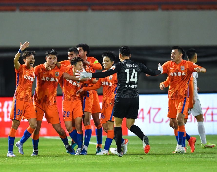 山东泰山队为患癌男孩圆梦打出巨幅海报的简单介绍