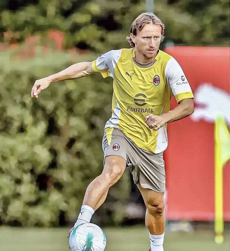 关于米兰考虑和莫德里奇续约一年莫德里奇在意甲继续展现了出色的状态的信息  第2张