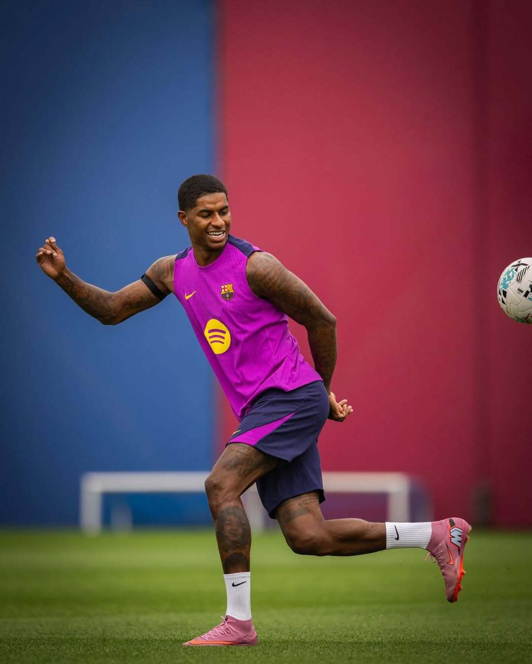 关于拉什福德公开表示希望留在巴萨不愿意回到曼联的信息