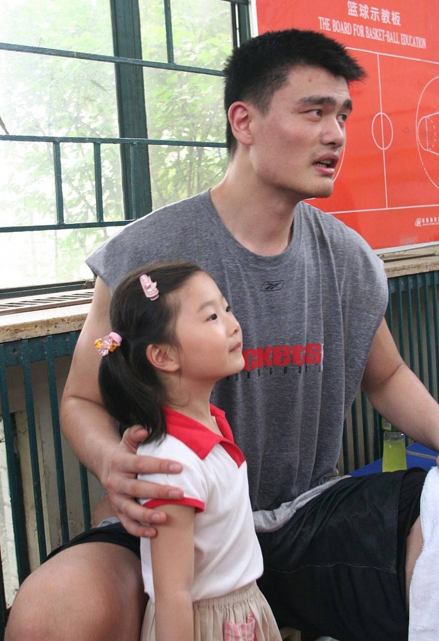 姚明15岁女儿身高1米9现身浦东机场引网友赞叹的简单介绍