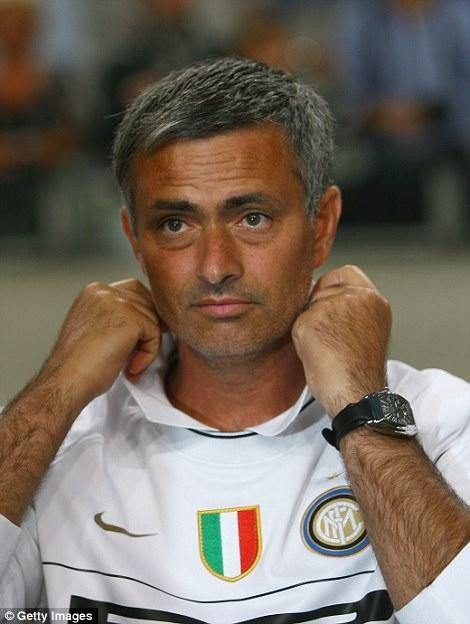 包含穆里尼奥悼念前波尔图队长科斯塔两人曾一起赢得欧冠冠军的词条  第1张